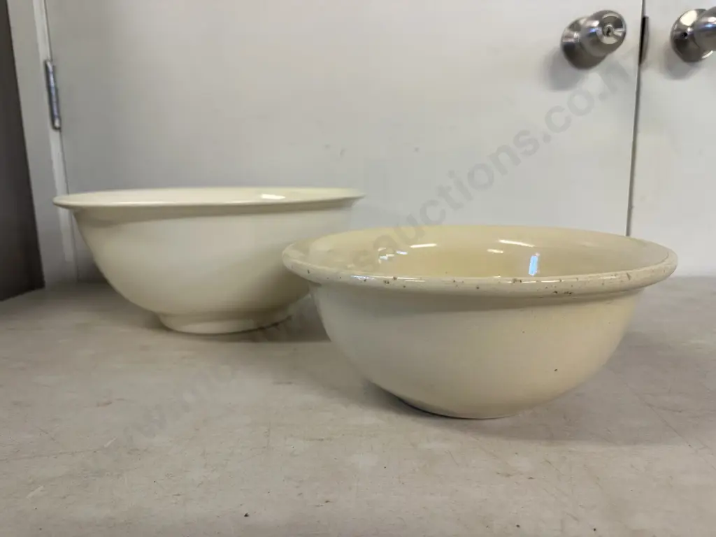 Vintage Mixing Bowls Including Crown Lynn Image 1++