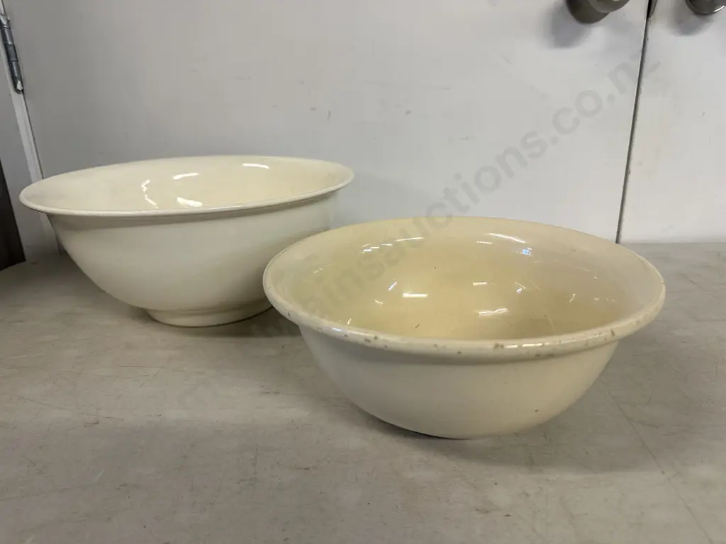 Vintage Mixing Bowls Including Crown Lynn Image 1++