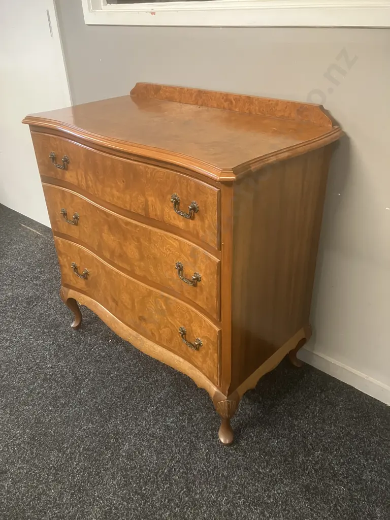 Walnut Serpentine Front Three Drawer Chest. Cabriole Legs. H84 W80 D43cm Image 1++