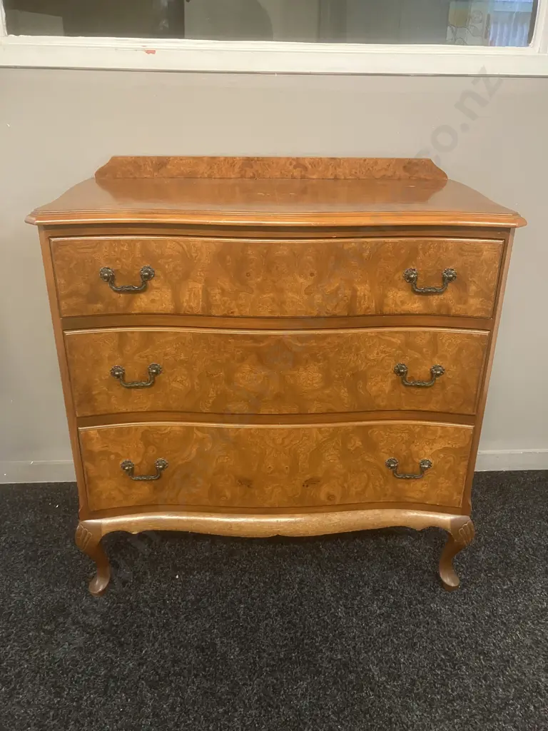 Walnut Serpentine Front Three Drawer Chest. Cabriole Legs. H84 W80 D43cm Image 1++