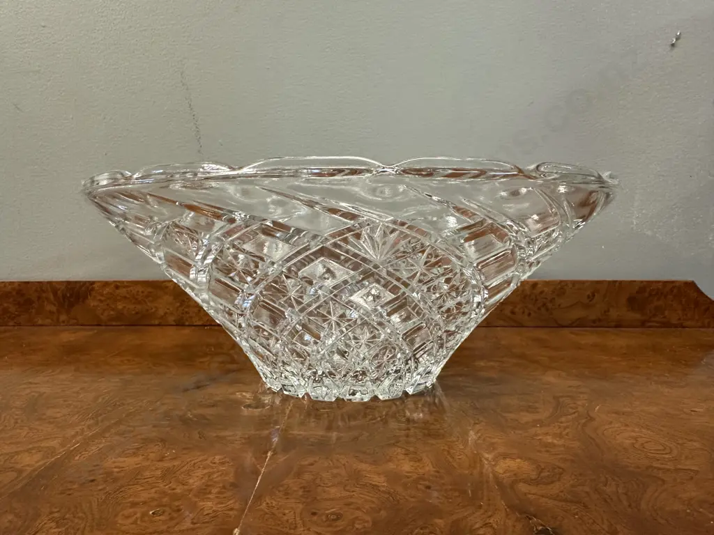 Elegant  Vintage Cut Crystal Centre Piece Bowl Diamond Lattice Pattern With Sunburst Base Image 1++