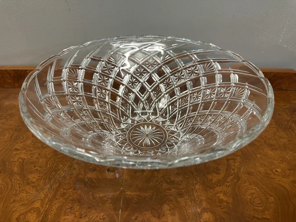 Elegant  Vintage Cut Crystal Centre Piece Bowl Diamond Lattice Pattern With Sunburst Base Image 1++