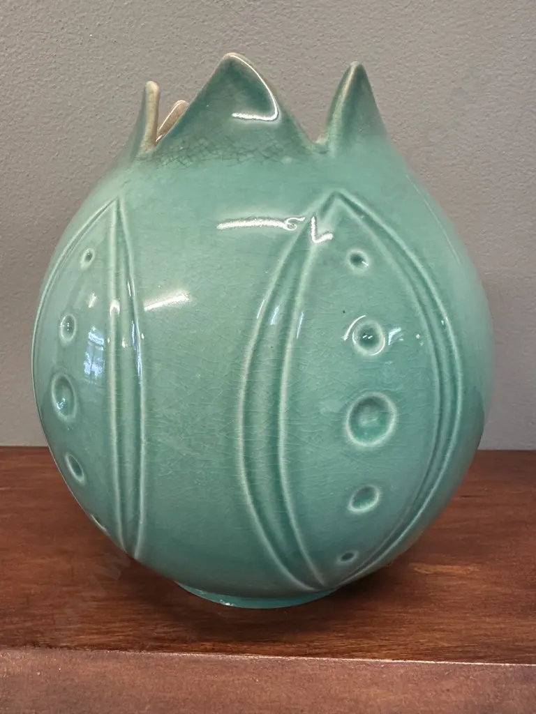 Vintage English Tulip Shaped Ceramic Vase Mint Green V.S. No 8 H16cm. Image 1++