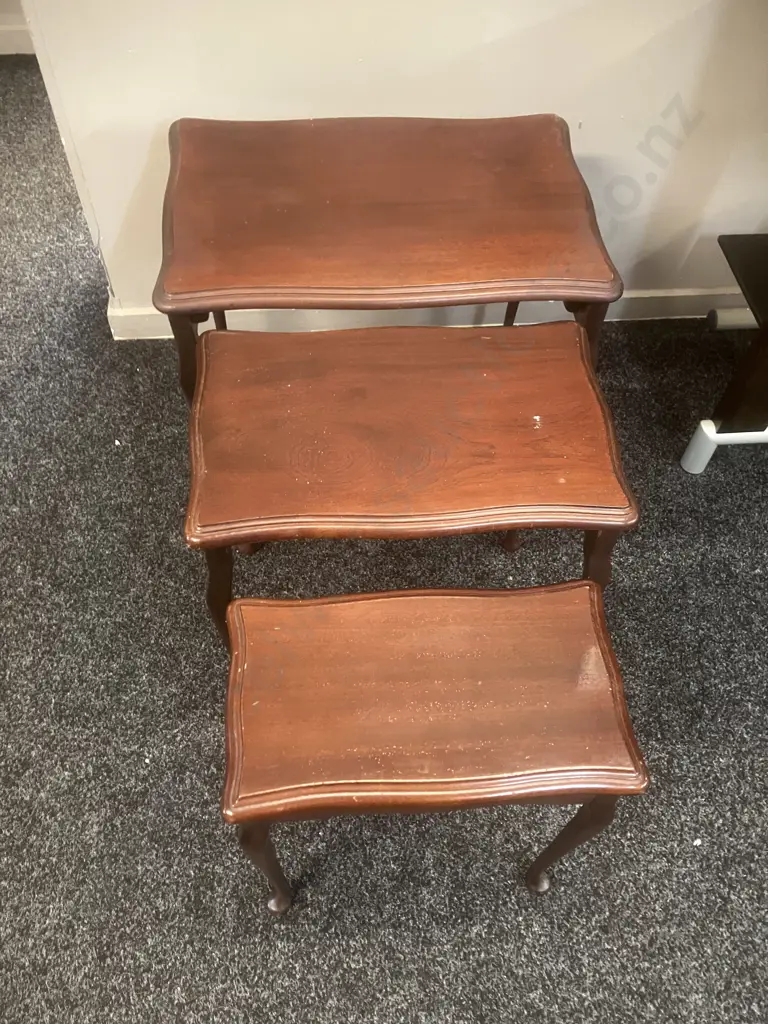 Mahogany Nest of Three Serpentine Edged Tables, Fine Cabriole Legs. H47 W52 D35cm Image 1++