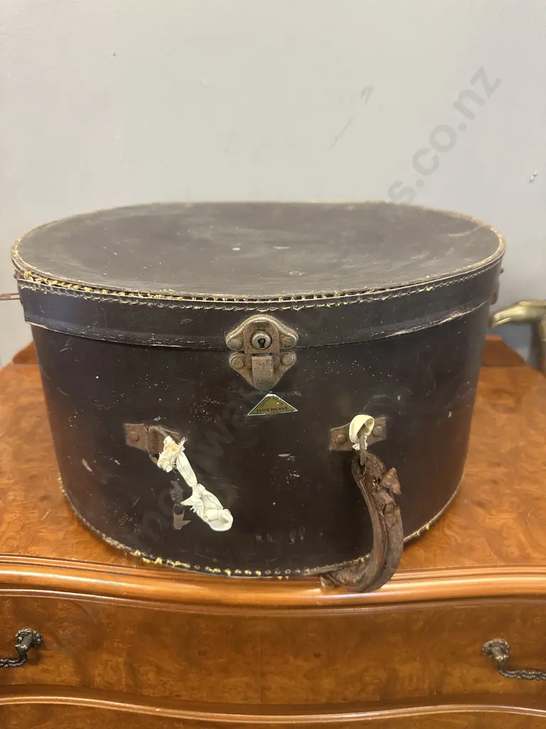 Vintage Fiberkane Leather Grain Hat Box H25 W46 D41cm. Image 1++