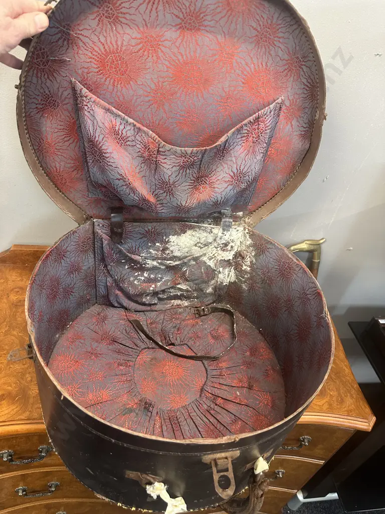 Vintage Fiberkane Leather Grain Hat Box H25 W46 D41cm. Image 1++