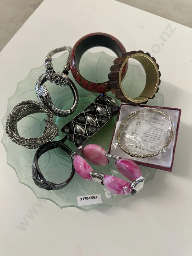Selection Of Costume Jewellery Bangles Image 1++