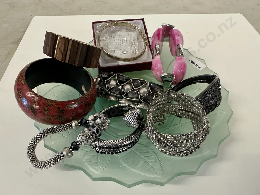 Selection Of Costume Jewellery Bangles Image 1++