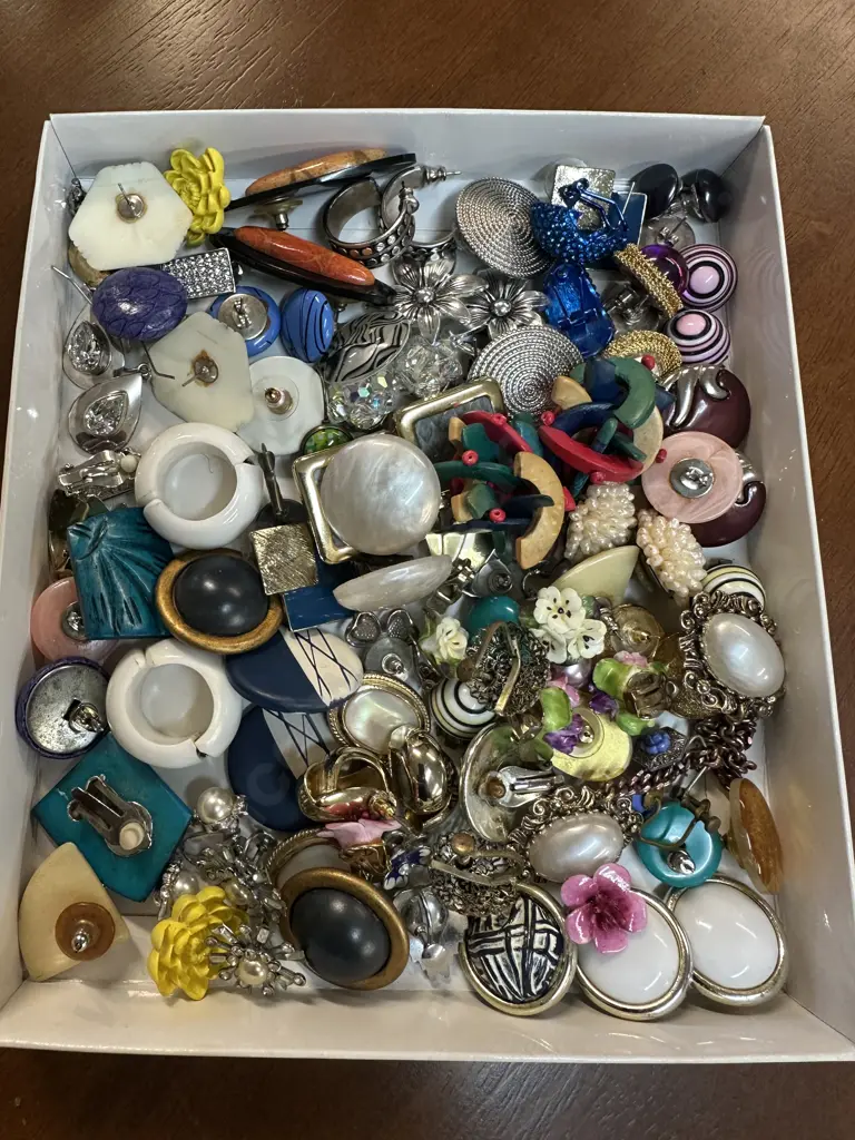 Selection Of Costume Jewellery Earrings Image 1++