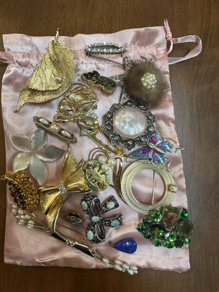 Selection Of Costume Jewellery Brooches Image 1++