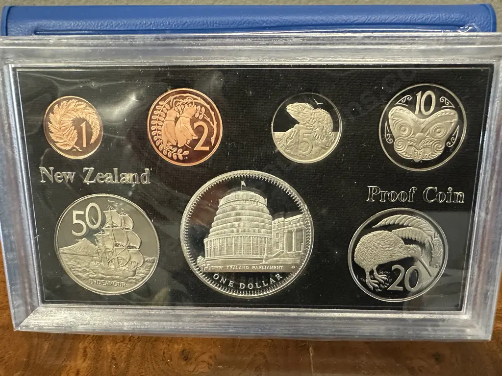 1978 New Zealand One Dollar Silver Proof Coin NZ Parliment Beehive Building To Commemorate The 25th Anniversary Of Queen Image 1++