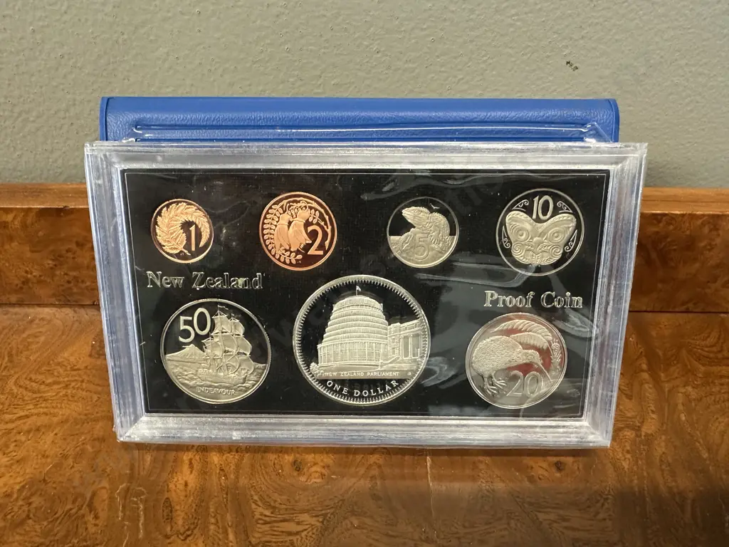 1978 New Zealand One Dollar Silver Proof Coin NZ Parliment Beehive Building To Commemorate The 25th Anniversary Of Queen Image 1++