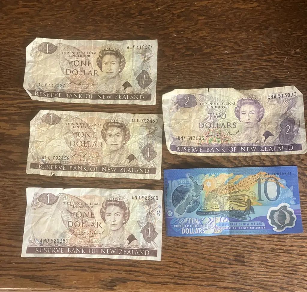 New Zealand Banknotes -  $10, $2 & 3 x $1 Image 1++