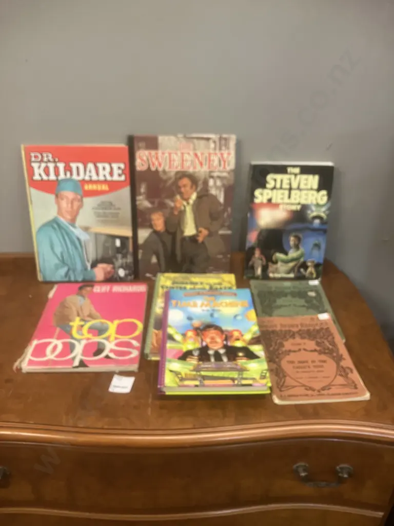 The Steven Spielberg Story 1983 First Edition, AL Bright Story Readers, Cliff Richards Top Pops, Vintage Annuals Image 1++