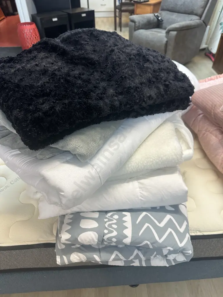 Single Size Assorted Linen Including Electric Blanket, Throws Etc Image 1++