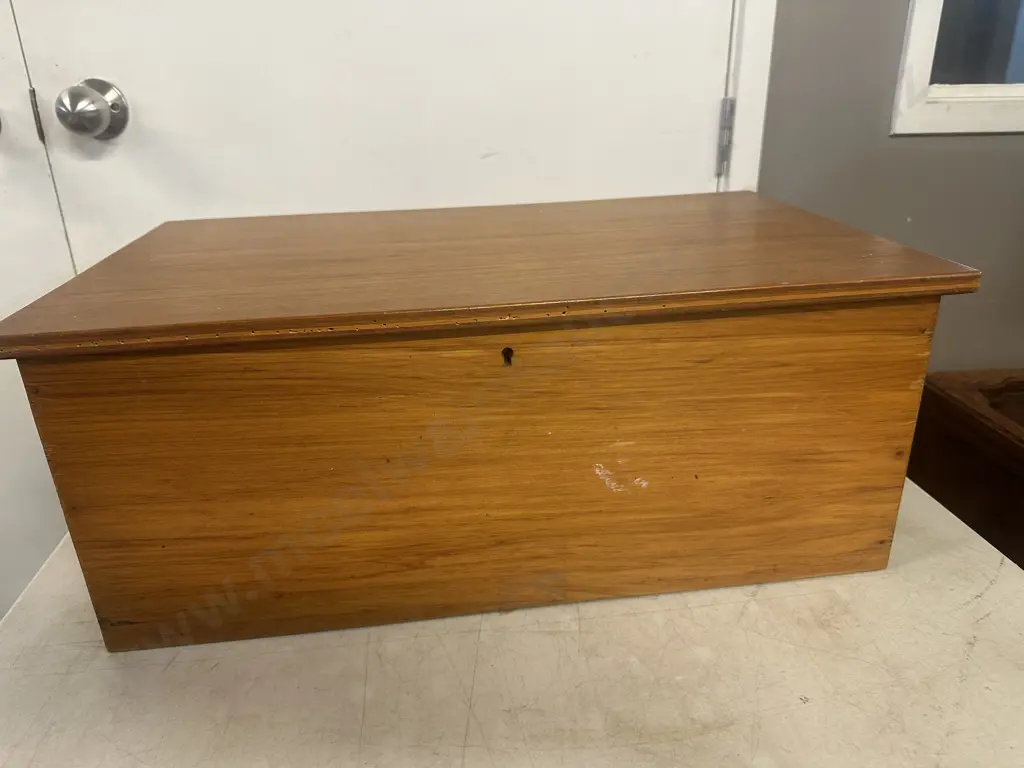 Vintage Small Glory Box With Tray & Copper Handles H23 W58 D35cm. Image 1++
