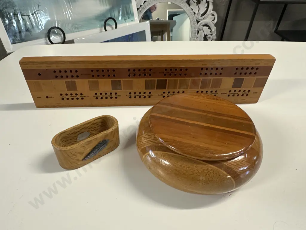 Vintage Wooden Ware Items Including Native Timbers Of New Zealand Cribbage Score Board, Trinket Dish & Napkin Holder Image 1++
