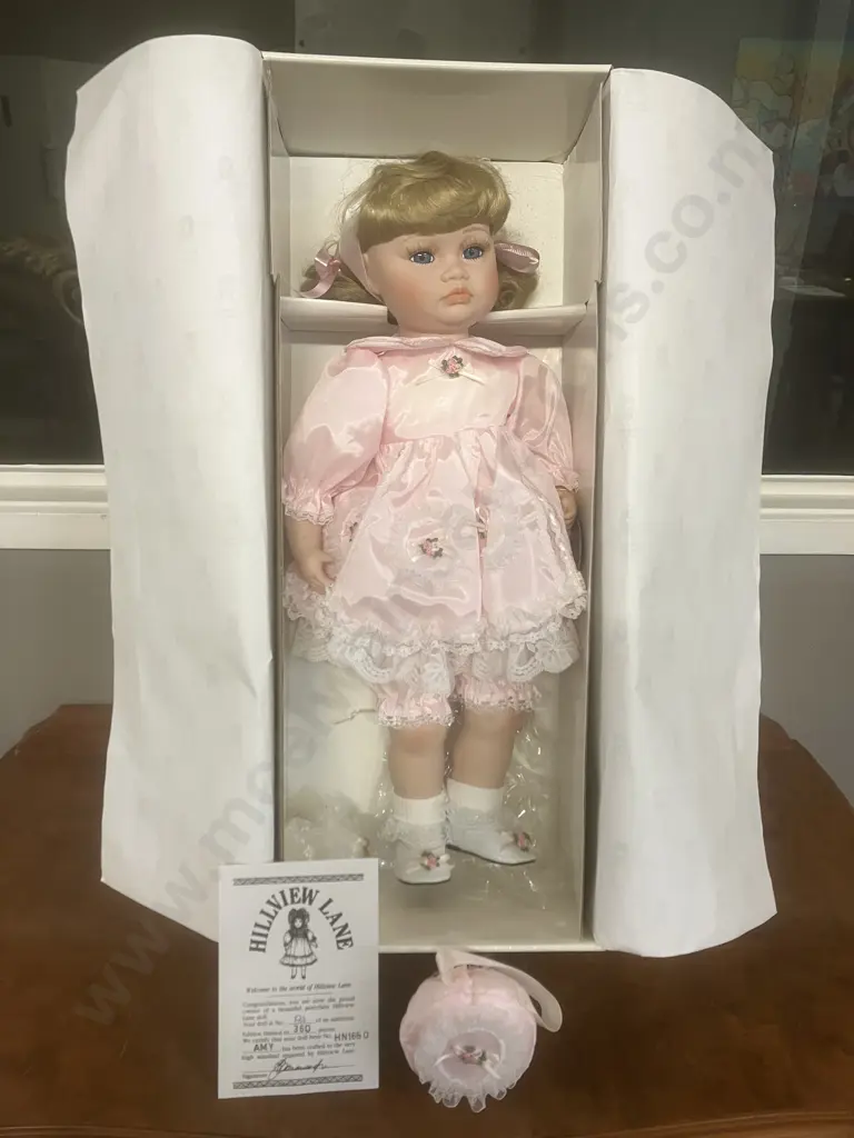 Amy - Hillview Lane Porcelain Doll, Limited Edition #194 / 360 With COA In Display Box, Original Clothing (48cm) Image 1++