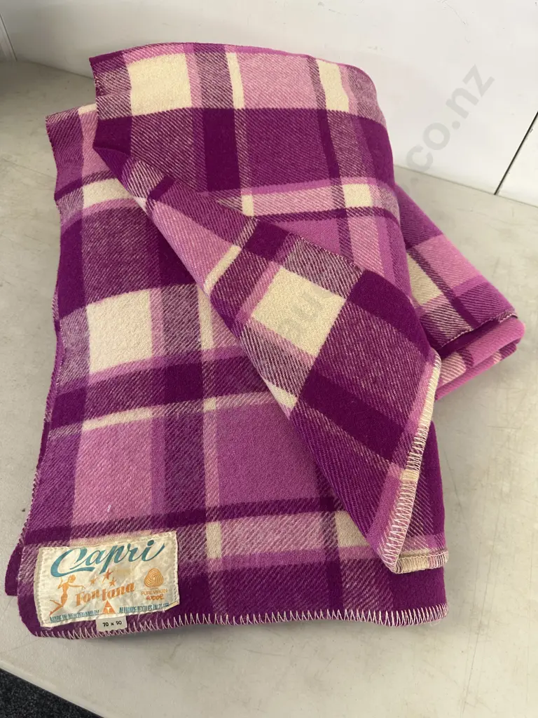 Pair Of Vintage Single Capri Woollen Blankets Woollen Blankets Image 1++