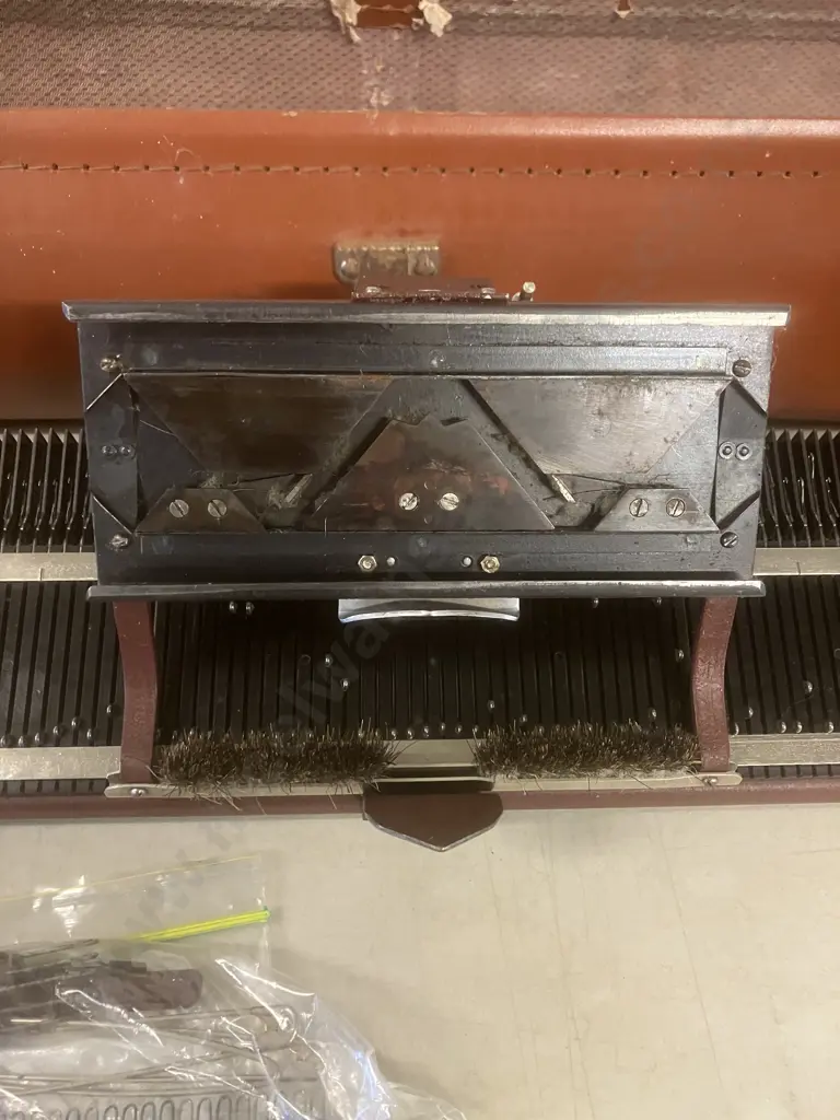 Vintage Knitmaster 4500 Knitting Machine With Original Case c1950s Made In Britain Image 1++