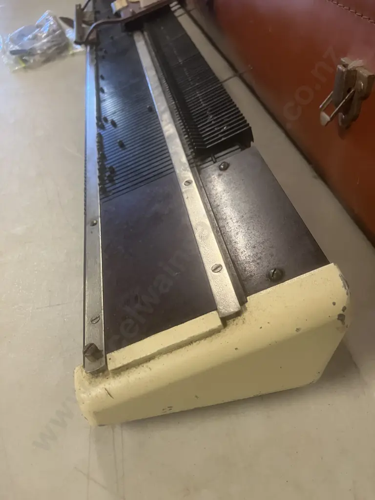Vintage Knitmaster 4500 Knitting Machine With Original Case c1950s Made In Britain Image 1++