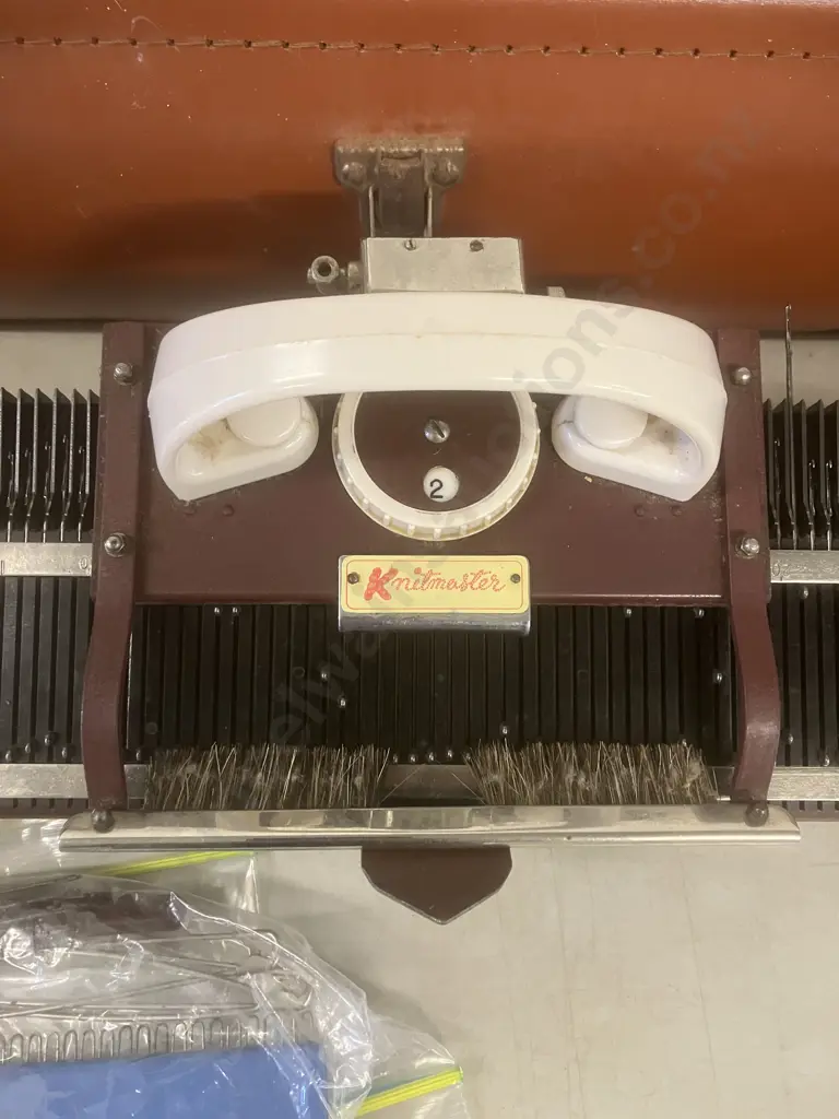 Vintage Knitmaster 4500 Knitting Machine With Original Case c1950s Made In Britain Image 1++