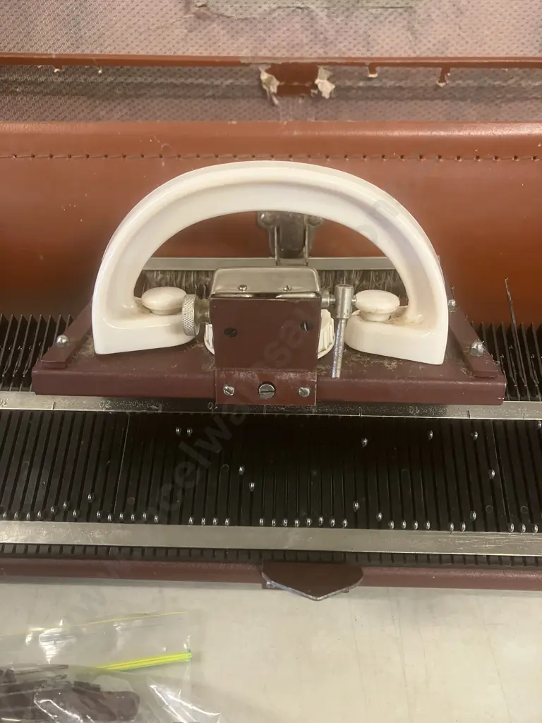 Vintage Knitmaster 4500 Knitting Machine With Original Case c1950s Made In Britain Image 1++