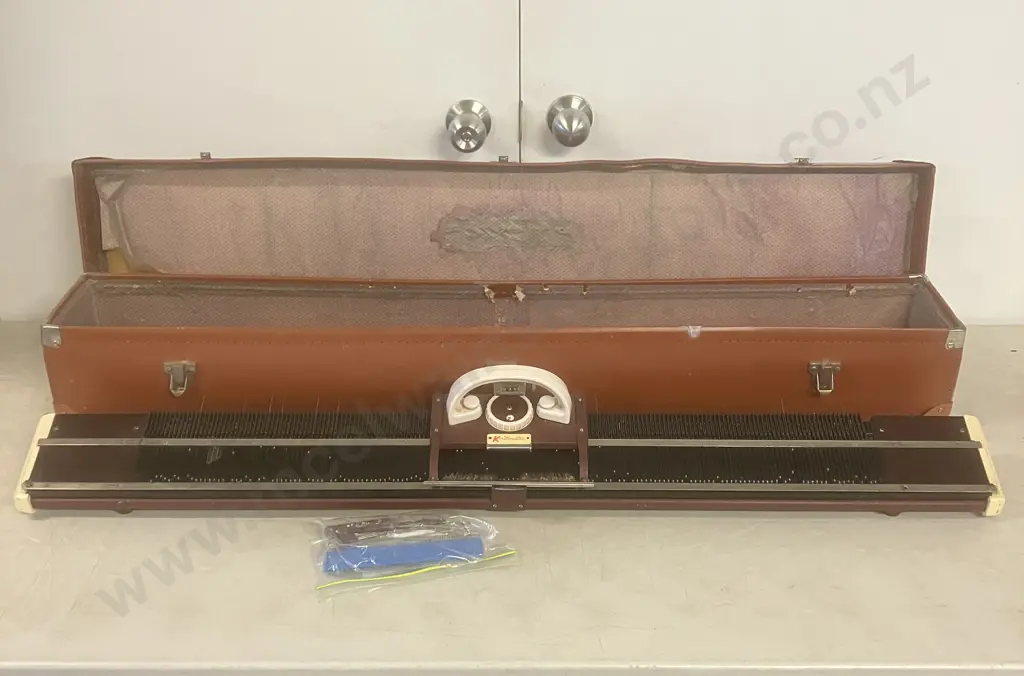 Vintage Knitmaster 4500 Knitting Machine With Original Case c1950s Made In Britain Image 1++