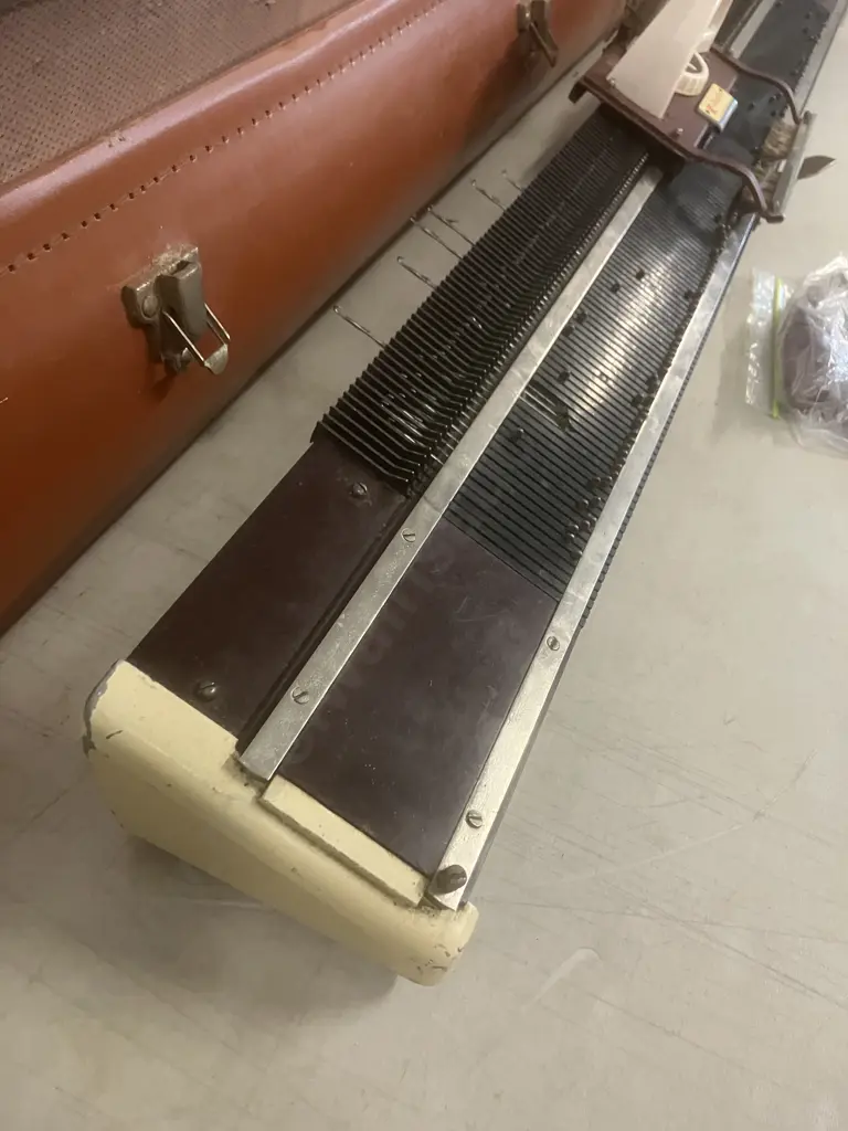 Vintage Knitmaster 4500 Knitting Machine With Original Case c1950s Made In Britain Image 1++
