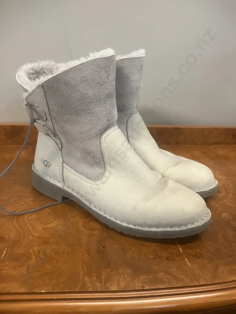 Pair of UGG Suede Back-Lace Naiyah Womens Boots, Grey Size UK 7.5 Image 1++