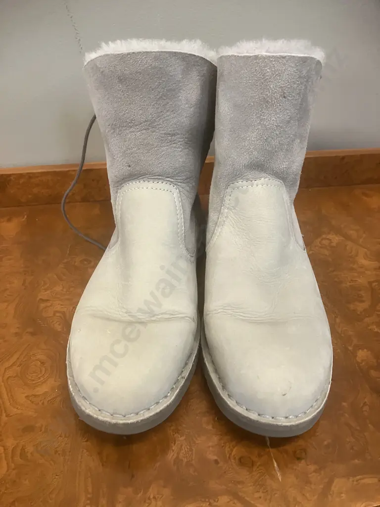 Pair of UGG Suede Back-Lace Naiyah Womens Boots, Grey Size UK 7.5 Image 1++