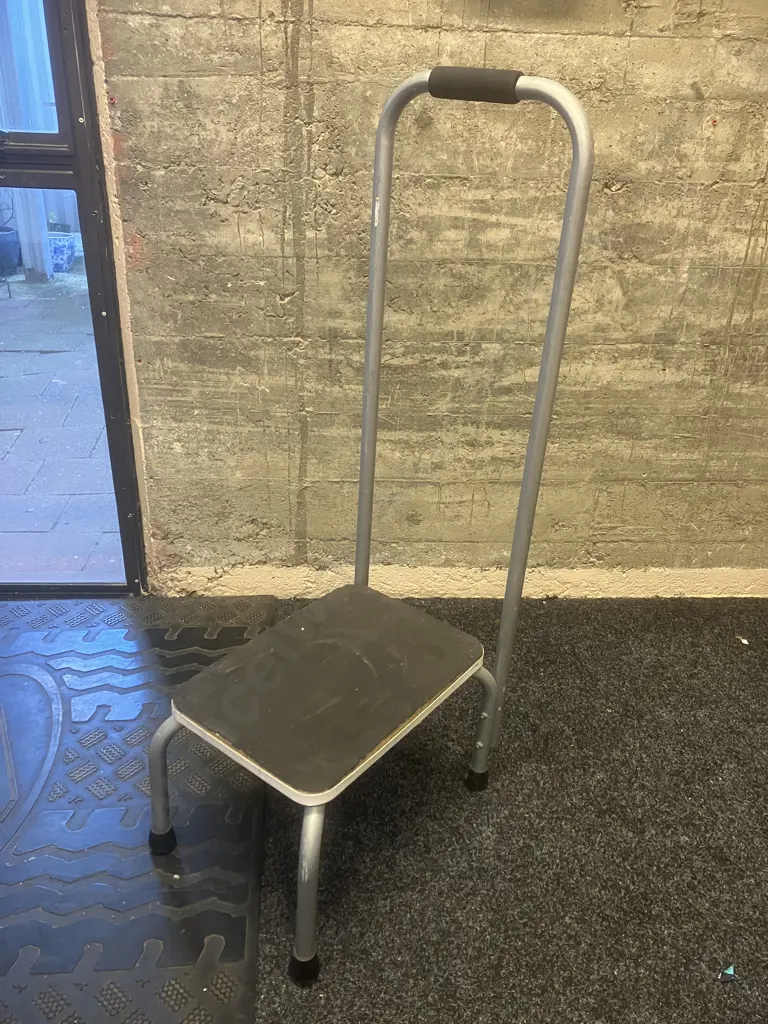 Step Stool With Hand Rail. 95cm Image 1++