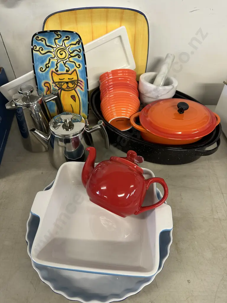 Selection Of Teapots, Mortal & Pestle, Bakeware Etc Image 1++