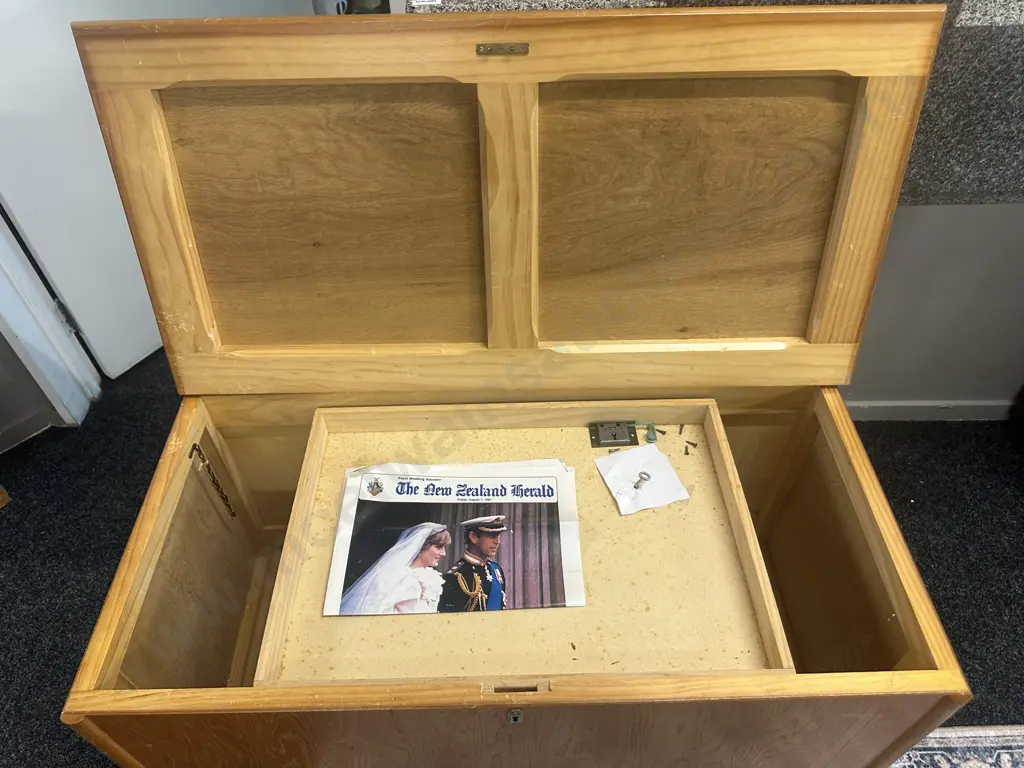 Vintage Light Oak Glory Box With Tray H56 W90 D46cm. (Lid Needs Reattaching To Hinges) Image 1++