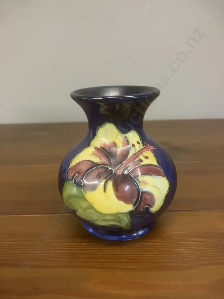 A Vintage Moorcroft Pottery Hibiscus Pattern Cobalt Blue Vase With Late Queen Mary Label (1953-1978). H9.5cm Image 1++