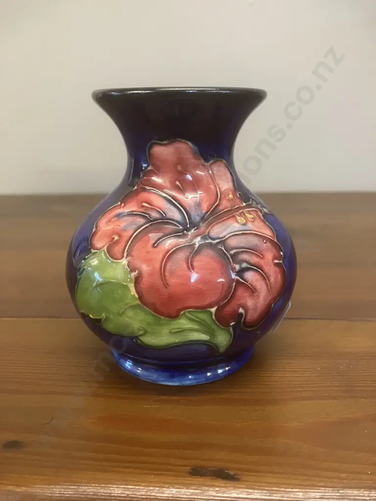 A Vintage Moorcroft Pottery Hibiscus Pattern Cobalt Blue Vase With Late Queen Mary Label (1953-1978). H9.5cm Image 1++
