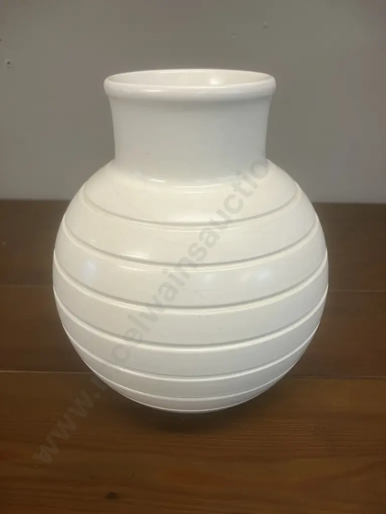 A Wedgwood Ribbed Matt White Glazed Porcelain Vase Designed by Keith Murray. c1930's. H16cm Image 1++