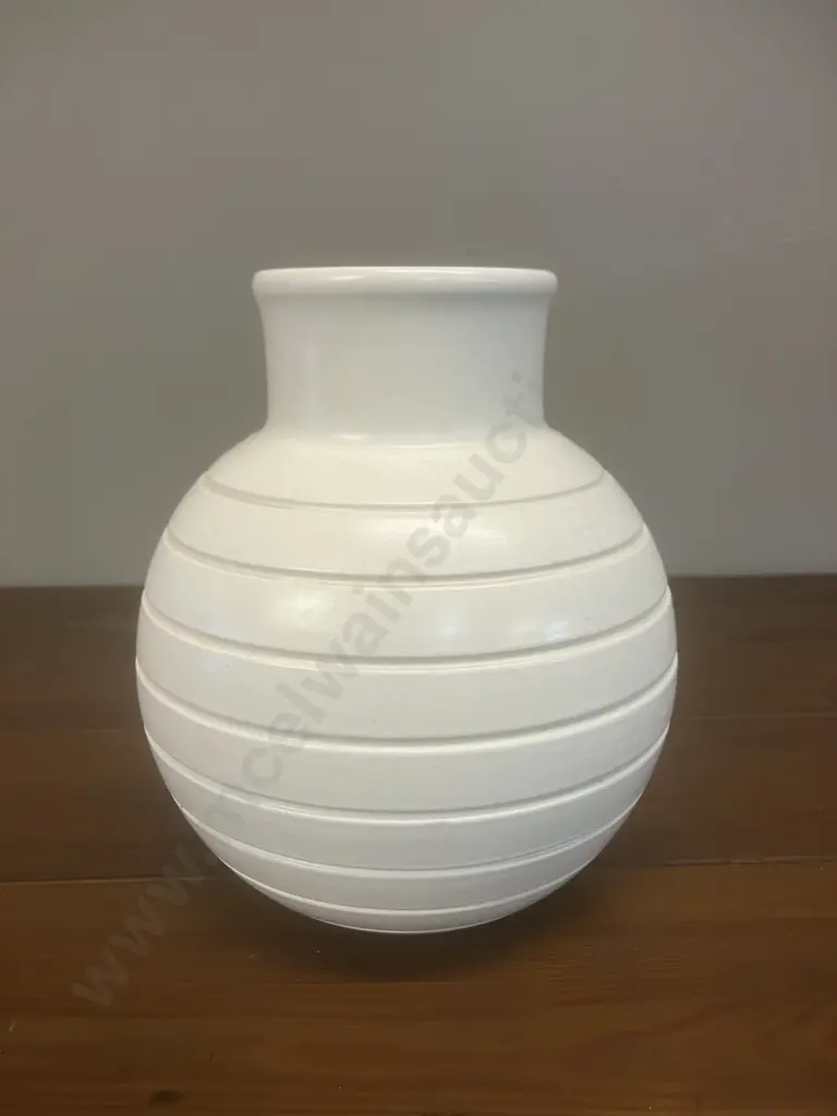 A Wedgwood Ribbed Matt White Glazed Porcelain Vase Designed by Keith Murray. c1930's. H16cm Image 1++