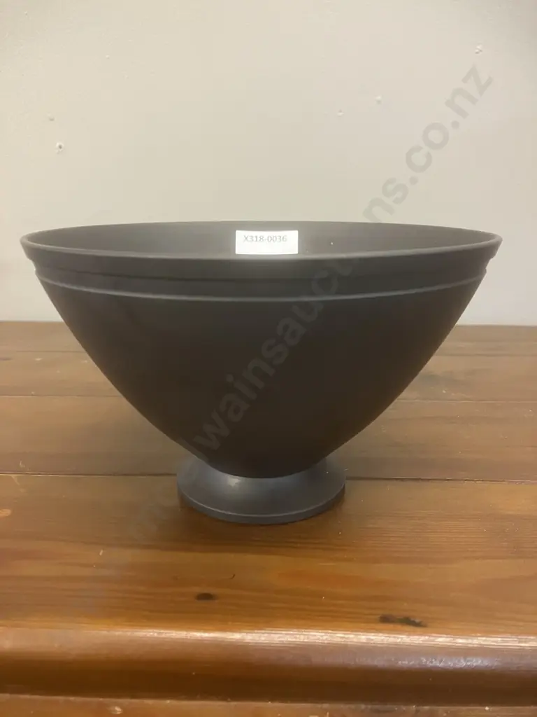 A Wedgwood Black Basalt Footed Bowl Designed by Keith Murray. c1930's. 10 x 17cm Image 1++