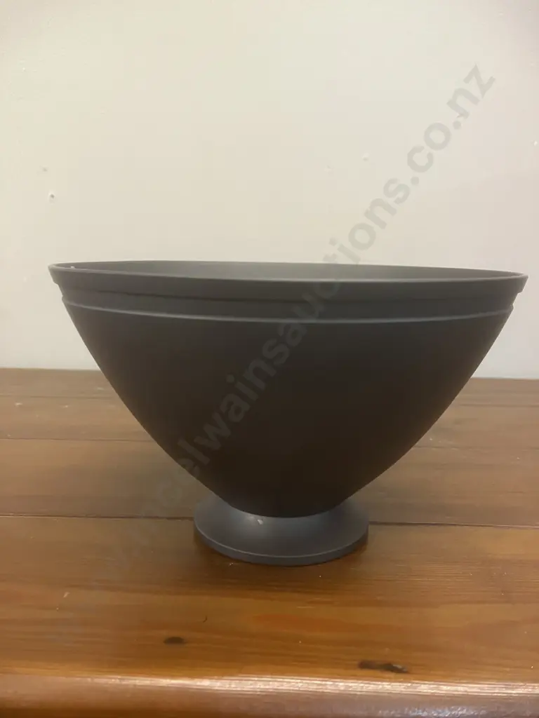 A Wedgwood Black Basalt Footed Bowl Designed by Keith Murray. c1930's. 10 x 17cm Image 1++