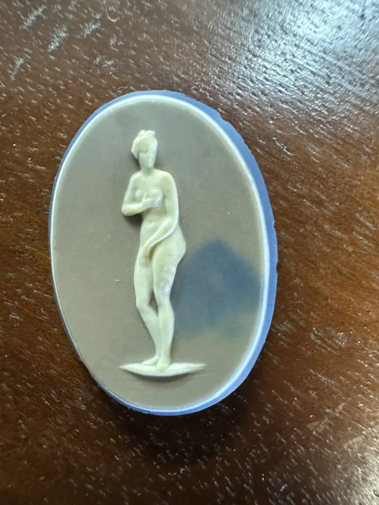 Wedgwood Oval Plaque of a Girl, White relief, Buff Ground, Blue Back Marked Wedgwood And Bentley - Late 18th. Century. Image 1++