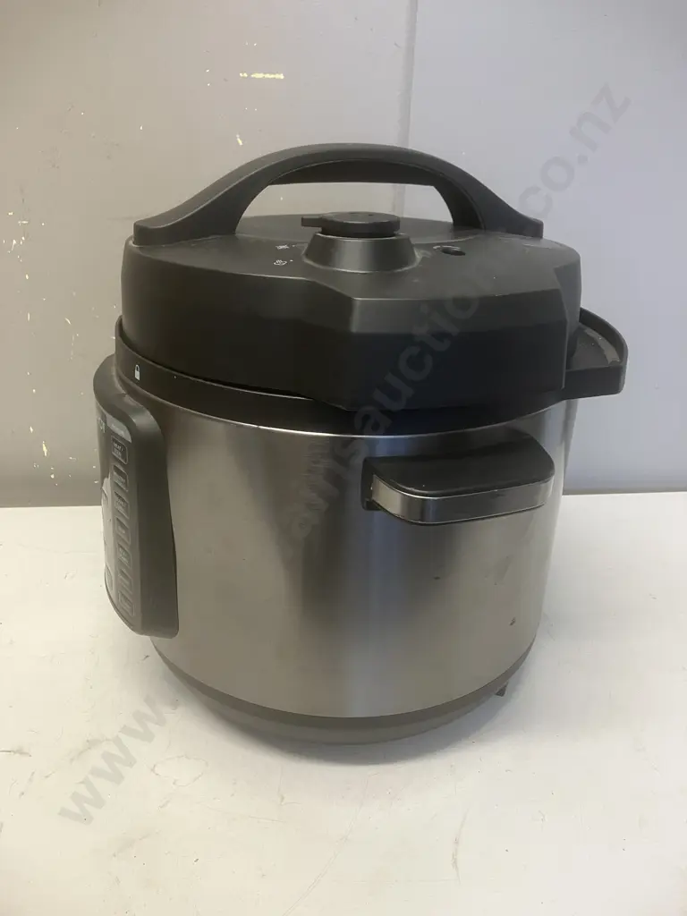 Crock-Pot Model CPE300 (Dented Side) Image 1++