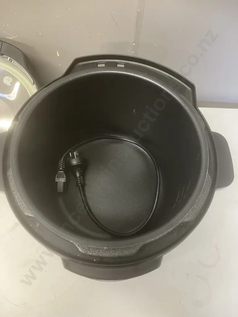 Crock-Pot Model CPE300 (Dented Side) Image 1++