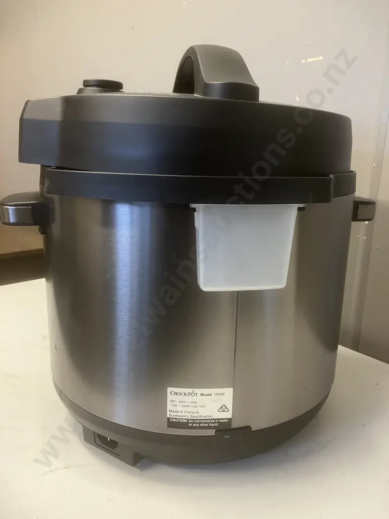 Crock-Pot Model CPE300 (Dented Side) Image 1++