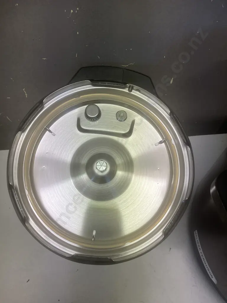 Crock-Pot Model CPE300 (Dented Side) Image 1++