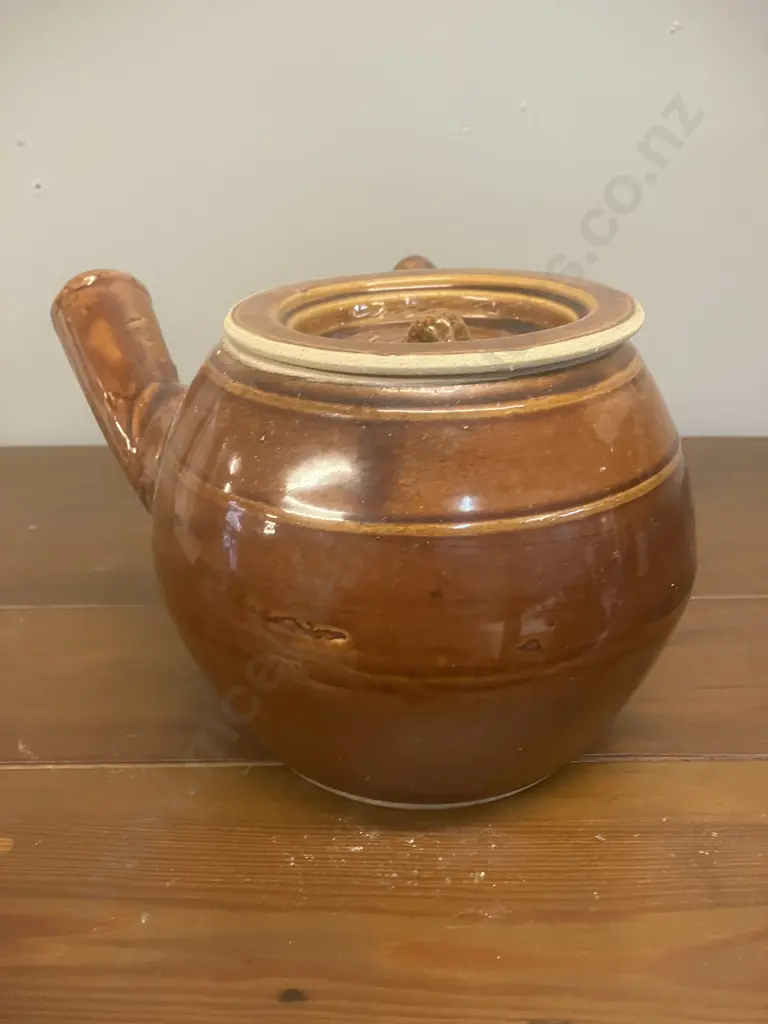 Chinese Medicine Pot & Shell On a Stand Image 1++