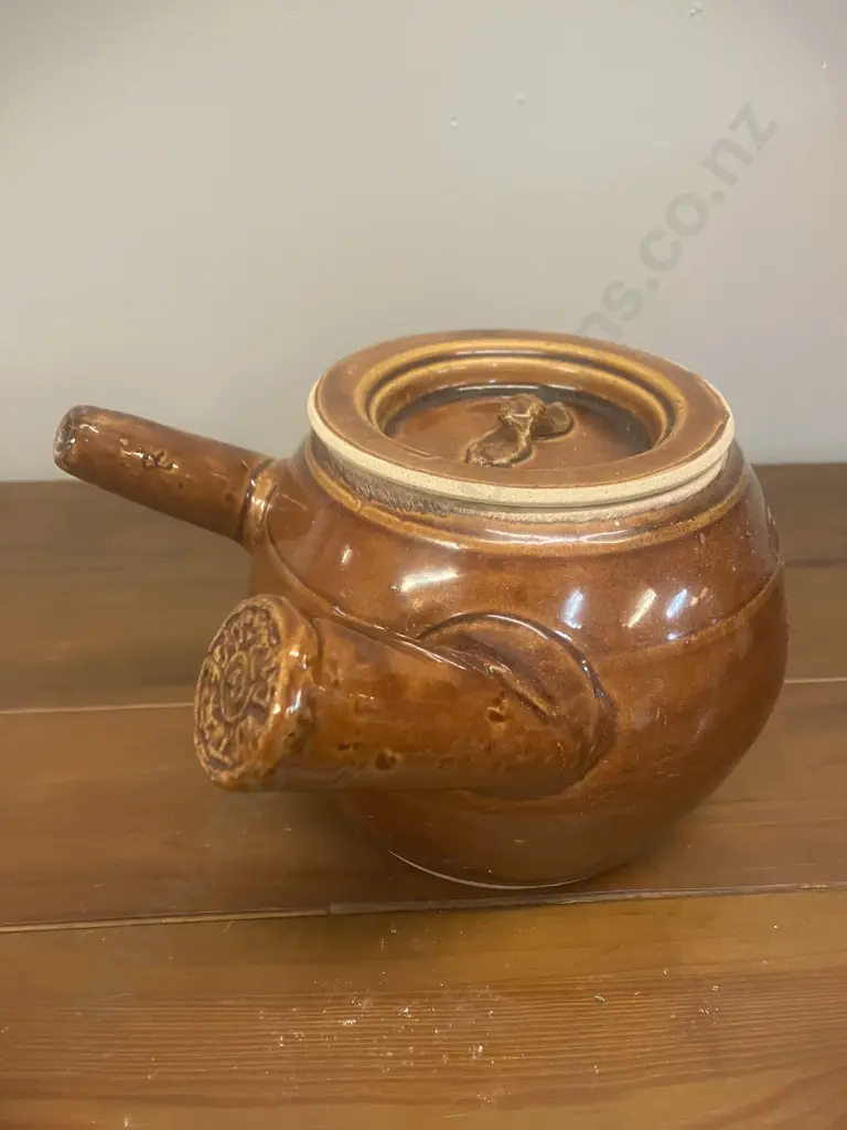 Chinese Medicine Pot & Shell On a Stand Image 1++