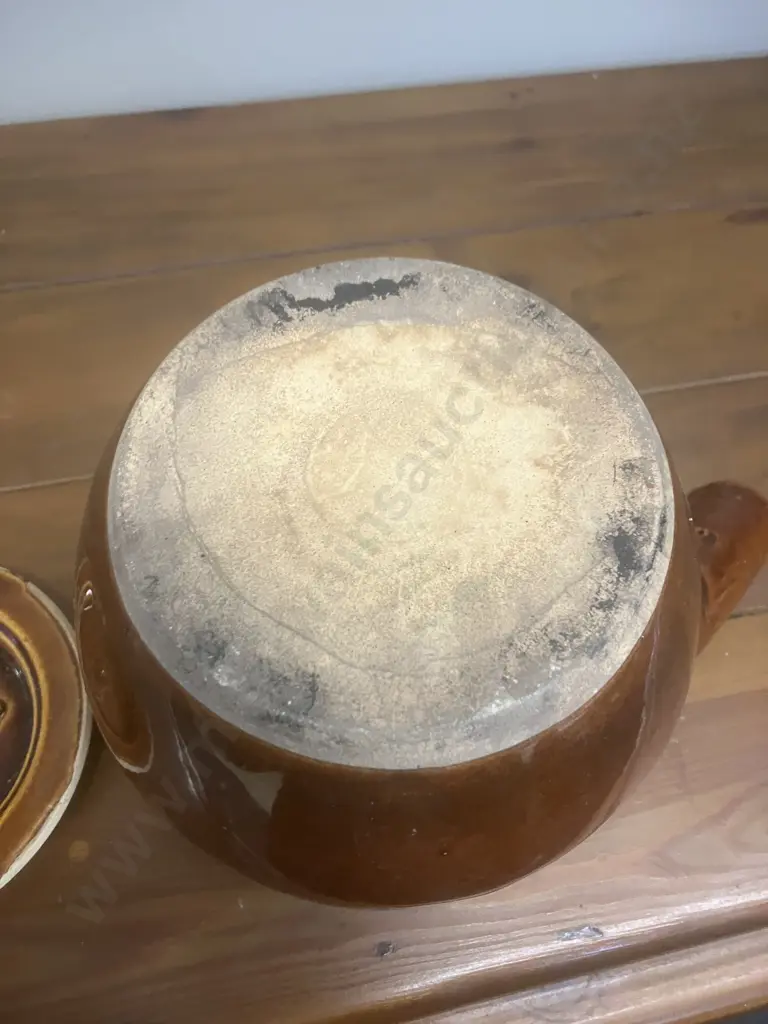 Chinese Medicine Pot & Shell On a Stand Image 1++