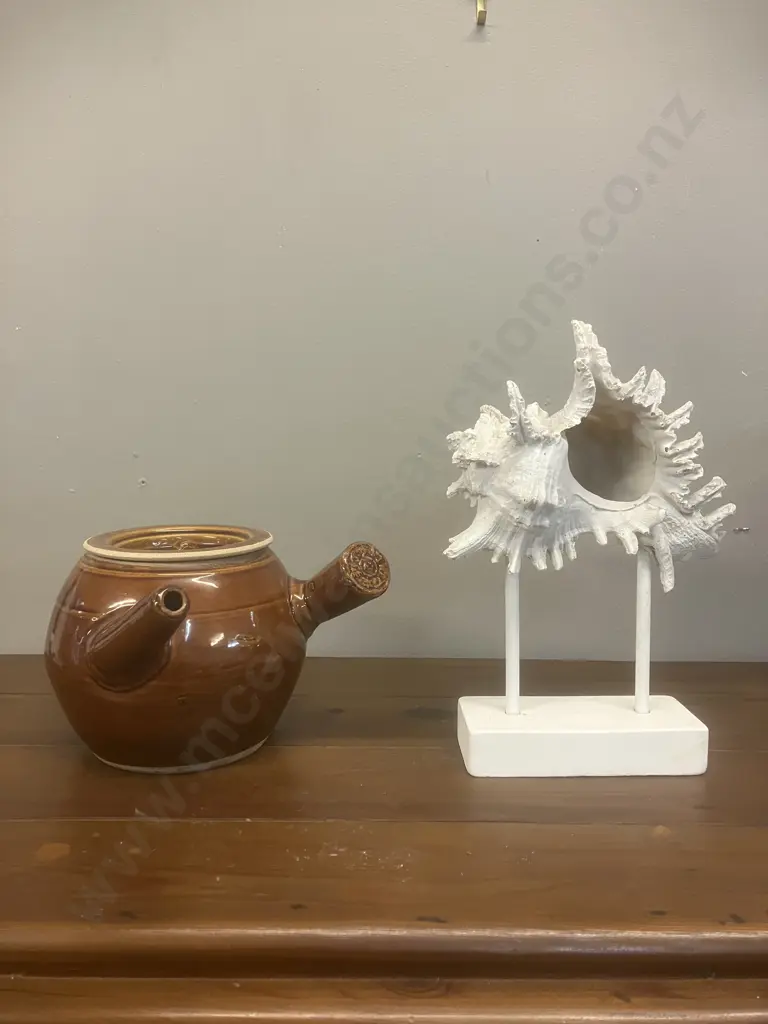 Chinese Medicine Pot & Shell On a Stand Image 1++