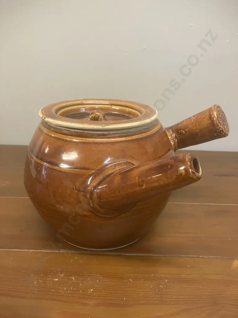 Chinese Medicine Pot & Shell On a Stand Image 1++